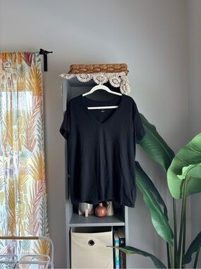 universal thread v-neck tee